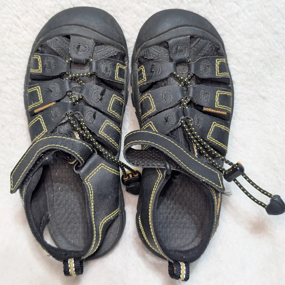 KEEN Kids sz 2 Newport H2 Black Yellow Summer Water Shoe Sandals Beach Hike
